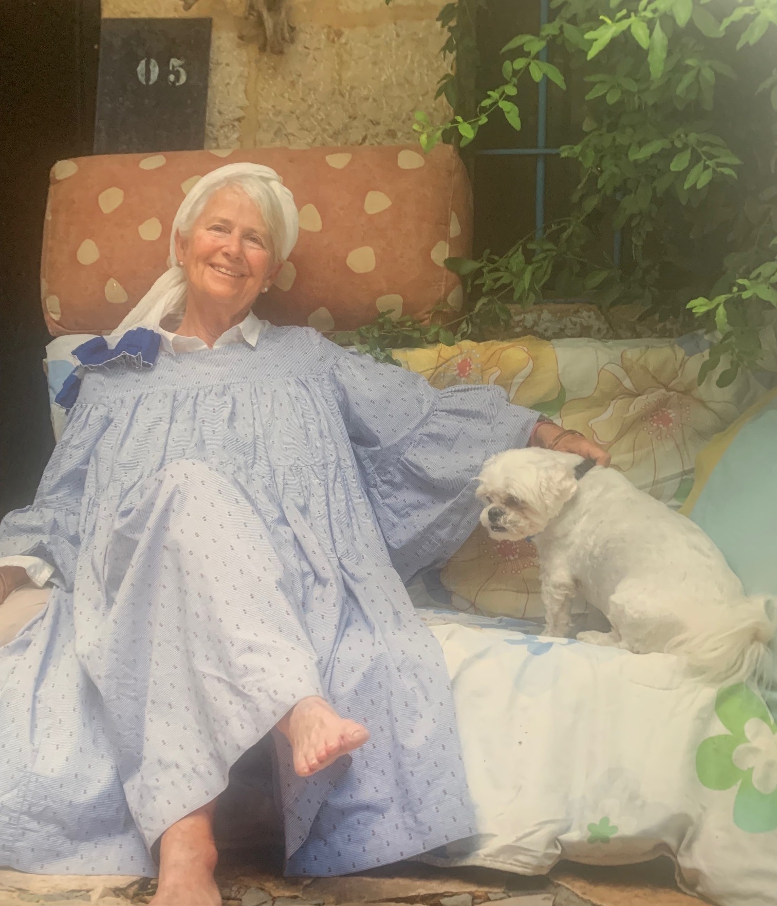 Person med hund på soffa